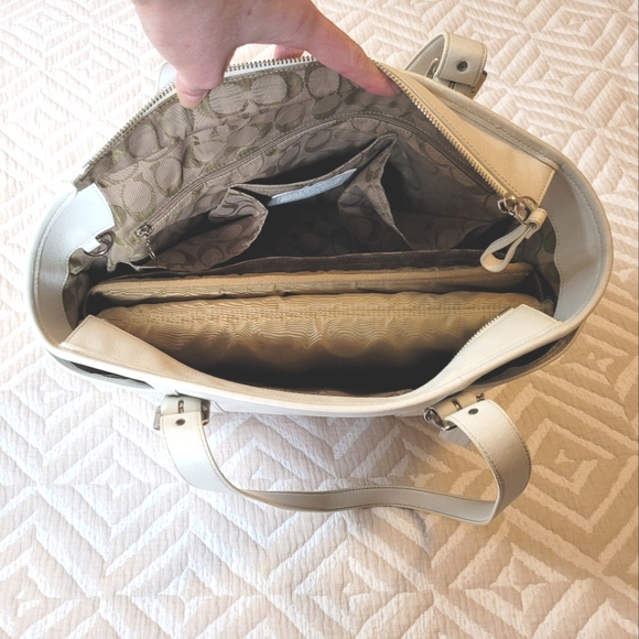 Coach zip top handbag with diaper pad in white leather - Picture 2 of 16